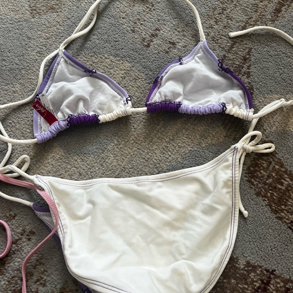 Two string bikinis - Picture 4 of 7